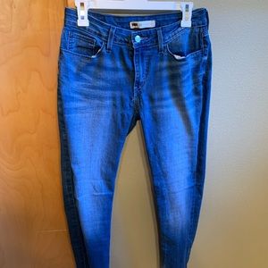 🎉HOST PICK 🎉 Levi’s Medium Wash Skinny Jeans